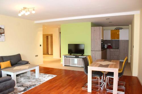 Venice Apartments - image 14