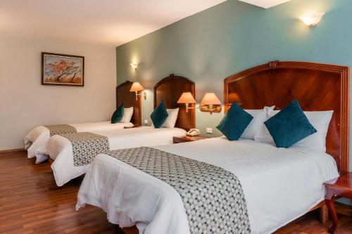 1 double bed, 1 twin bed