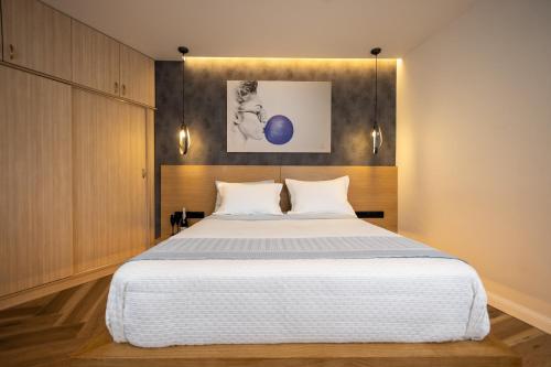 Triple A - Prime Location - Between Monastiraki & Syntagma Square-FREE Parking!, Athens