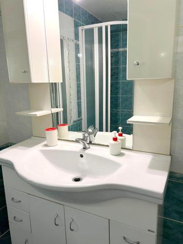 Modern Apartment Krakovska - image 13