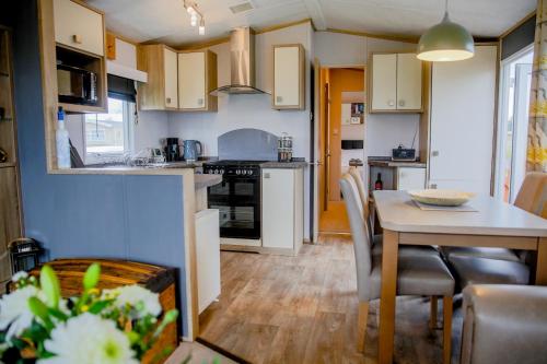 Billing Aquadrome Northampton lovely Waterside 2 Bedroom static holiday home Shemar