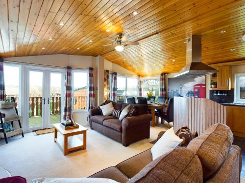 3 Bedroom Lakeview Lodge - Ensuite & Balcony Deck, Carnforth (photo 8)