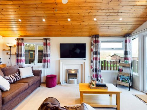 3 Bedroom Lakeview Lodge - Ensuite & Balcony Deck, Carnforth (photo 9)