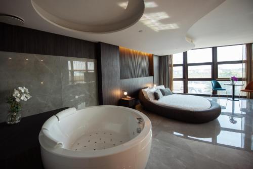 room detail thumbnail 2