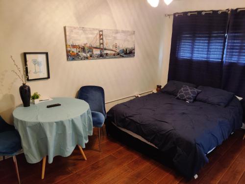 . Comfortable bachelor suite steps from Downtown