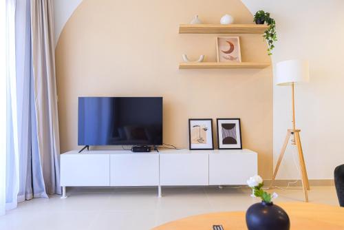 Art-inspired apartment amidst Downtown Dubai, Дубай (фото 8)