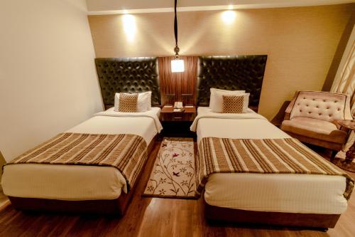 1 double bed, 2 twin beds