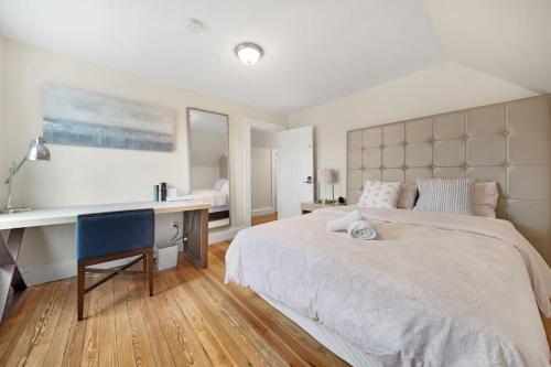 5BR 2BH Bright & Spacious Apt in Brighton - Tap to explore photos