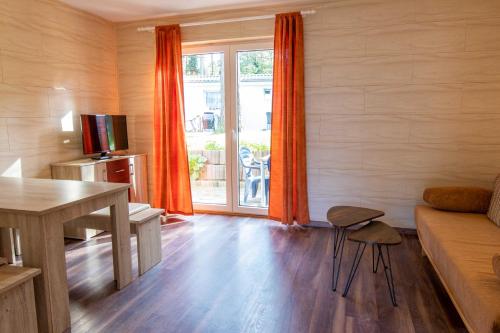 2 bedrooms, 4 beds