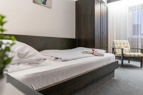 Hotel Wildpferd Dulmen 741m von Kiche Maria Königin entfernt