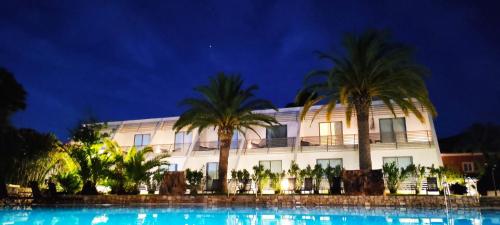 Double or twin room, deluxe, pool view, balcony