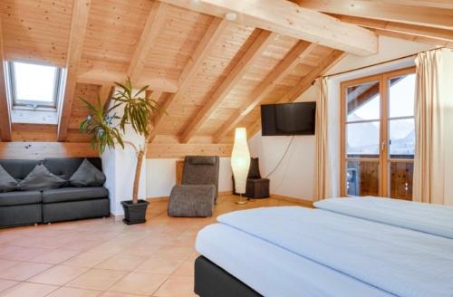 Ferienwohnung Bergblick fur bis 13 oder 14 Personen mit 5 Schlafzimmer und 3 Bader in Unterammergau