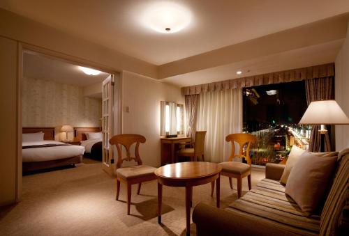 Junior Twin Suite with Swimming Pool & Fitness Center Access - Non-Smoking (10th Floor)