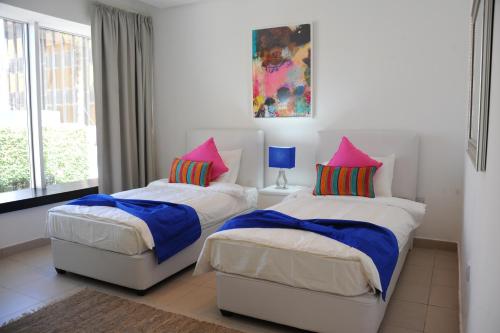 Deluxe Twin Room image 7