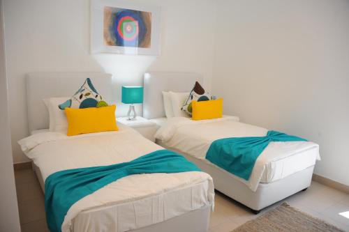 Deluxe Twin Room image 6