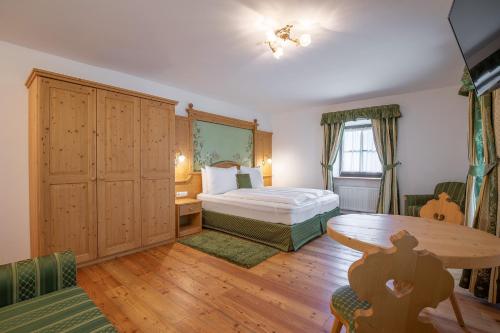 1 queen bed, 1 sofa bed