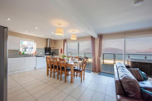 Beach Houses with Hot Tubs - Accommodation - Glencoe