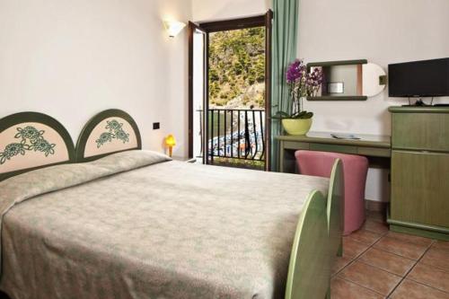 Double or Twin Room with Sea View