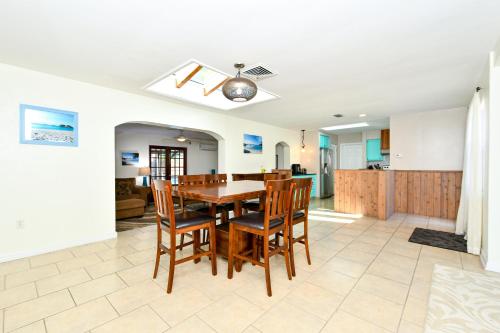 Heated Pool Home - VERY close to Siesta Beach, Restaurants & Shops! thumb 3