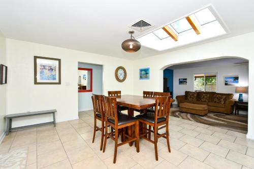 Heated Pool Home - VERY close to Siesta Beach, Restaurants & Shops! thumb 4