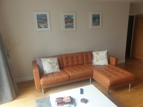 Amazing 2 Bed 2 Bath Apartment City Centre Free Secure Parking 5