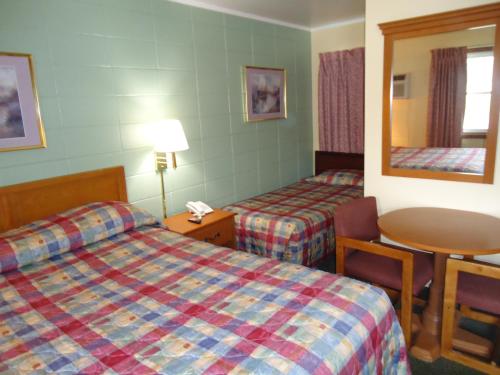 Queen and Twin Bed Room