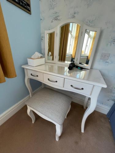 Between the Bays exclusively for Adults - image 5