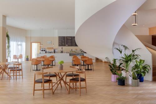 Restaurant, Staybridge Suites Dubai Internet City By IHG in Barsha Heights (Tecom)