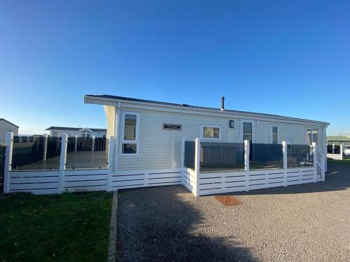 Picture of Brand New Trecco Bay 3 Bedroom Beach Lodge