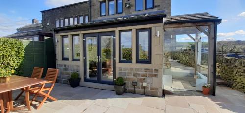 Lane End Cottage Holmfirth - Panoramic Views, Modernised with offroad parking