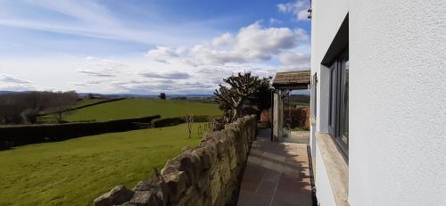Lane End Cottage Holmfirth - Panoramic Views, Modernised with offroad parking