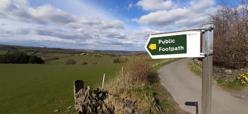 Lane End Cottage Holmfirth - Panoramic Views, Modernised with offroad parking