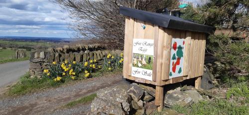 Lane End Cottage Holmfirth - Panoramic Views, Modernised with offroad parking