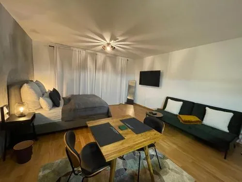 Studio Stevie Nicks I Workplace I 24in Screen I Kitchen I PS4 in Offenbach, Deutschland
