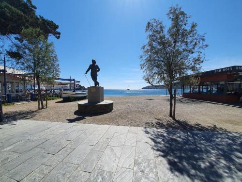 Espectacular Planta Baja con terraza y parking a 5 min de la playa - Apartment - Cadaqués