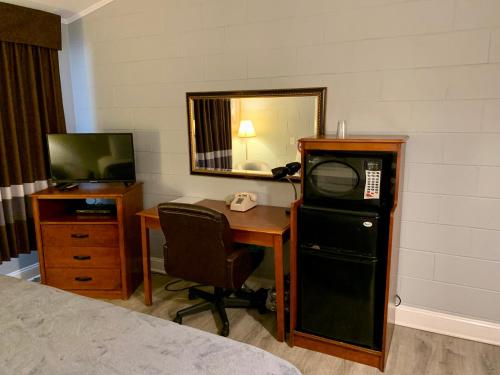 Hill Top Motel - image 11