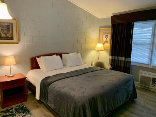 Hill Top Motel in Wrightstown, USA