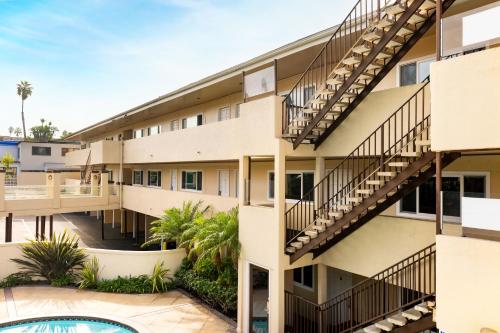 Exterior view, Pacific Edge Hotel in Laguna Beach (CA)