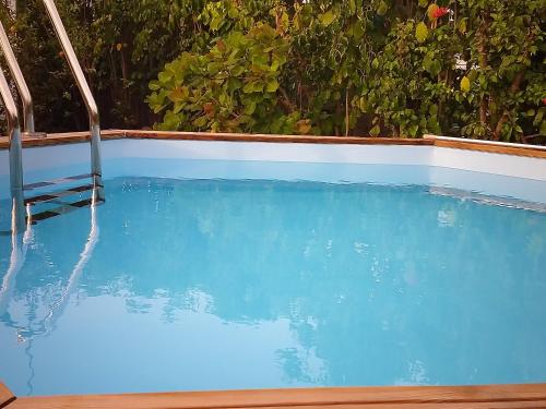 Skats, Chaleureuse maison au Moule avec piscine partagée (Chaleureuse maison au Moule avec piscine partagee) in Le Moule