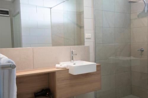 Fürdőszoba, Apartments at Mission Beach in Mission Beach