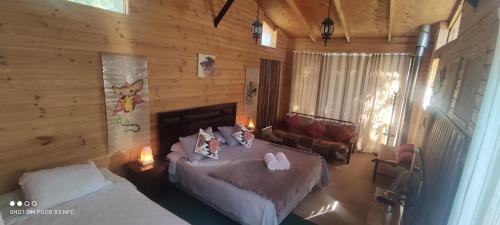 1 queen bed, 2 twin beds, 1 futon bed