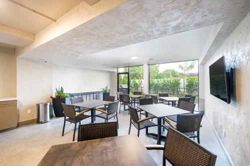 共用Lounge/電視區, 威金斯小道小屋旅館 (Wiggins Pass Chalet) in 那不勒斯 (FL)