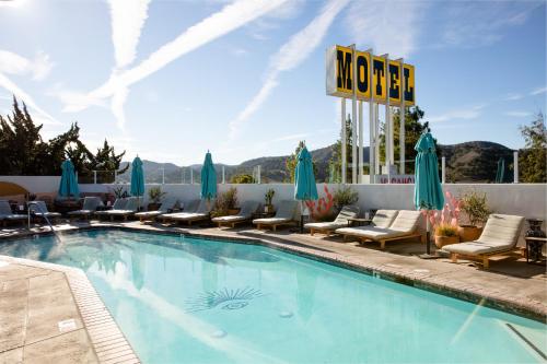 Swimming pool, Skyview Los Alamos - 21 & Over Pool in Los Alamos (CA)