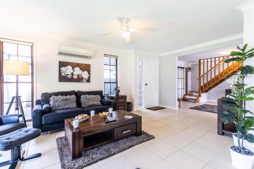 Willows At The Bay Large House with Aircon WI-FI and Boat Parking in Shoal Bay