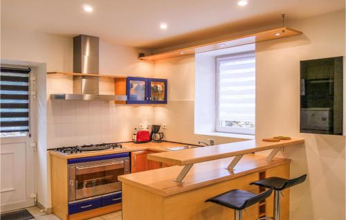 Dapur, 3 Bedroom Amazing Home In La Hague in Vasteville