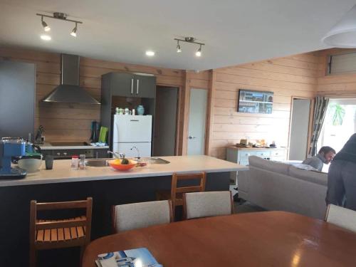 Hosts on the Coast Lake Escape on Scott – khách sạn tại Biển Cooks