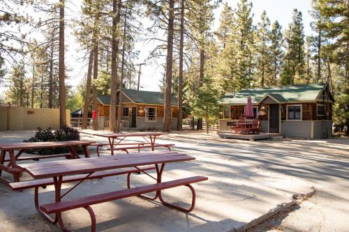 Big Pines Couple Lakeview Studio Cabin by Big Bear Vacations - Hotel - Big Bear Lake