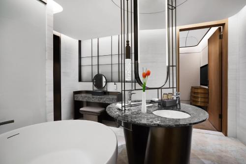 Deluxe King Suite image 7