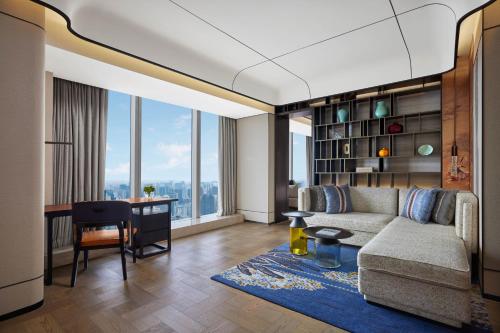 Deluxe King Suite image 8