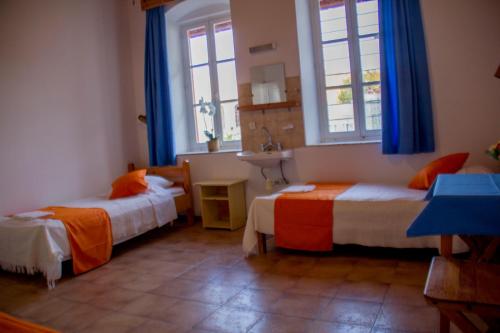 Medieval Rose Hotel - image 5
